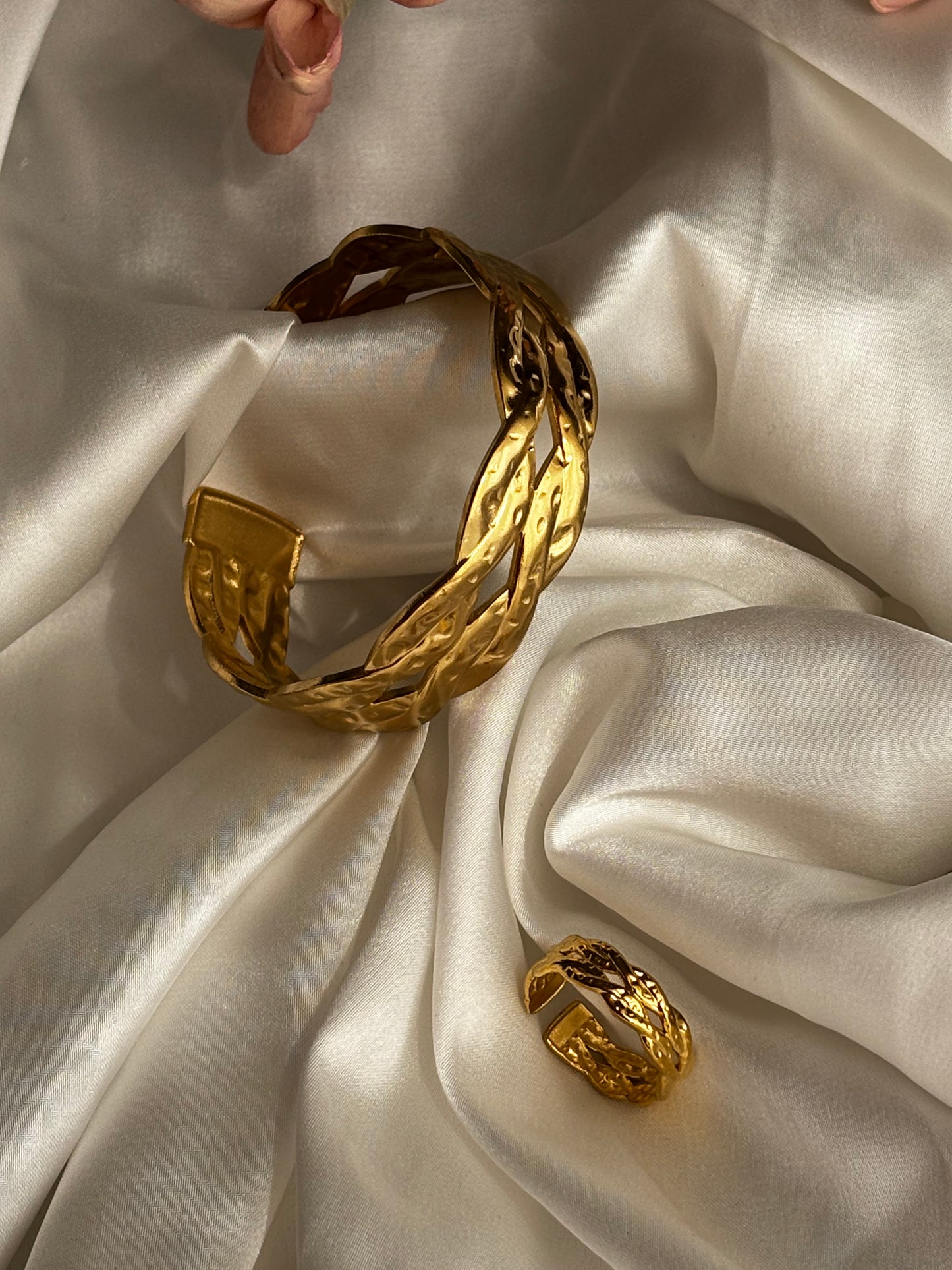 Adjustable bracelet cuff in a beautiful link design that is non tarnish, waterproof and great for everyday wear. This bracelet/cuff comes with a matching ring too so you can accessorise easily and quickly every day!