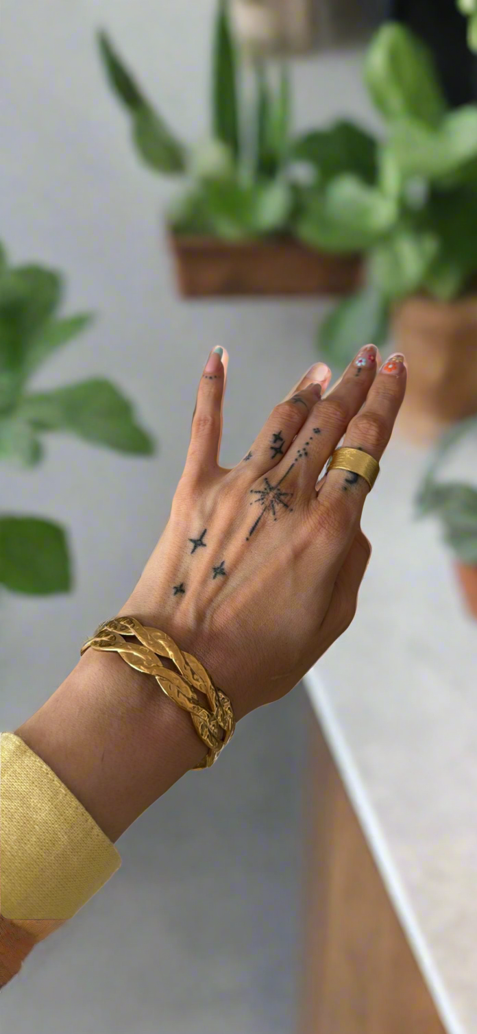 Adjustable bracelet cuff in a beautiful link design that is non tarnish, waterproof and great for everyday wear. This bracelet/cuff comes with a matching ring too so you can accessorise easily and quickly every day!