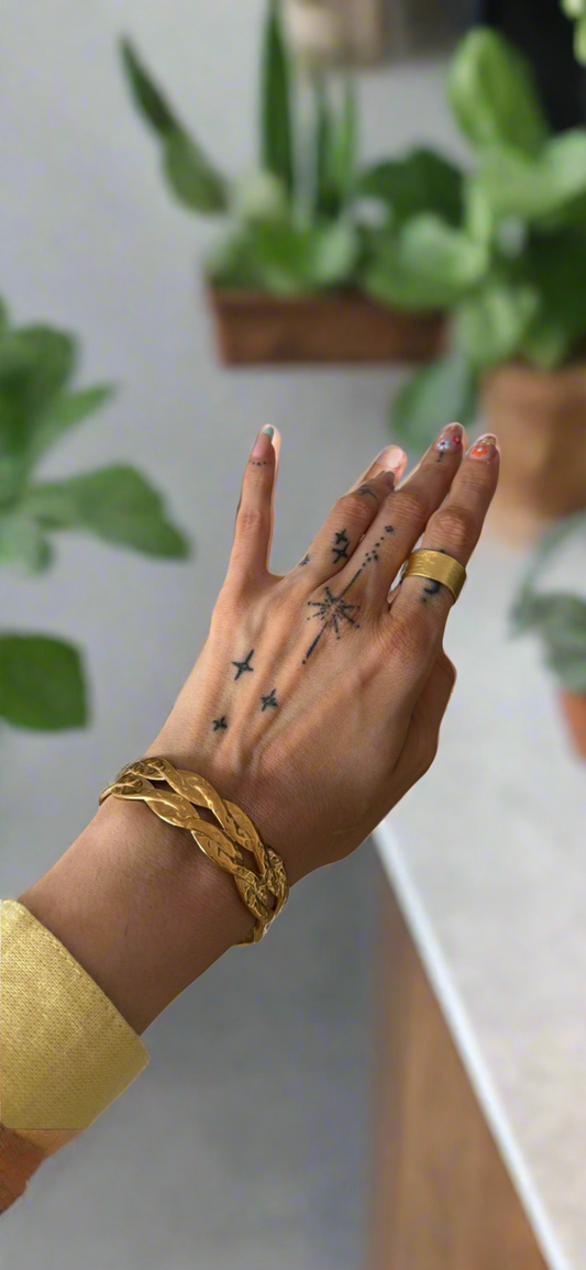Adjustable bracelet cuff in a beautiful link design that is non tarnish, waterproof and great for everyday wear. This bracelet/cuff comes with a matching ring too so you can accessorise easily and quickly every day! 